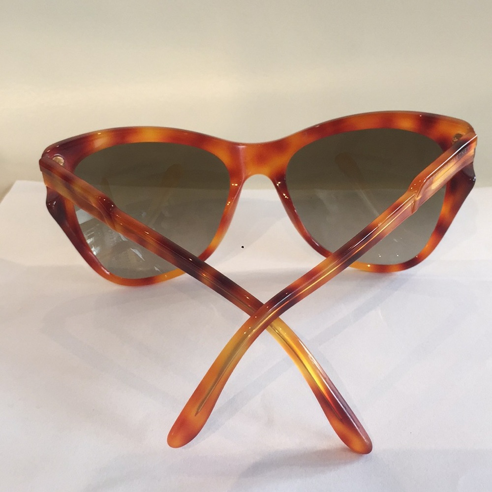 New sunglasses comes with generic case - Picture 4 of 6